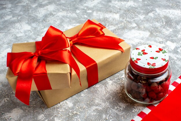 Ansicht von unten Weihnachtsgeschenke Müsli im Glas auf grauem Hintergrund