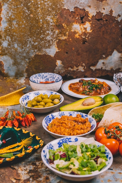 Ansicht von verschiedenen köstlichen mexikanischen Tellern über rostigem Hintergrund