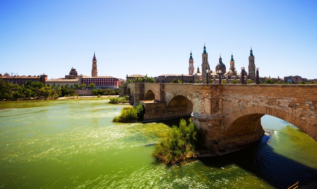 Ansicht von Zaragoza. Steinbrücke und Kathedrale