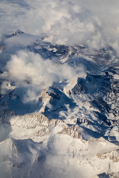 Antenne des mit Schnee beschichteten Berges