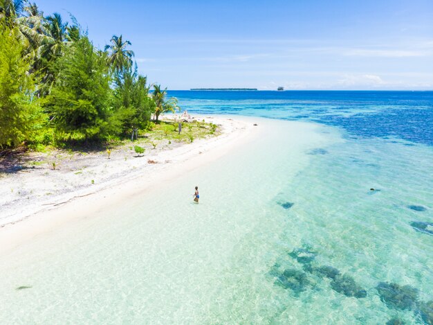 Wei er sandstrand mit dem t rkisblauen wasser der 