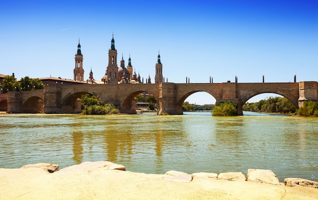 antike Brücke über den Fluss Ebro in Zaragoza
