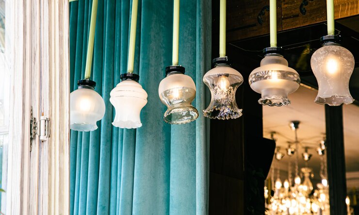 Kostenlose Foto antike vintage-kronleuchter mit lampen im retro-außendetail
