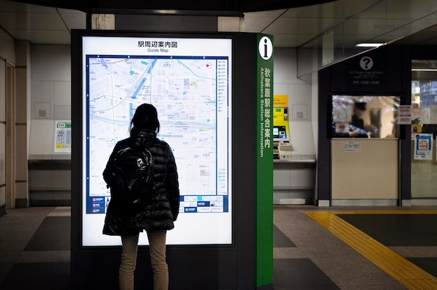 Kostenloses Foto anzeigebildschirm für fahrgastinformationen des japanischen u-bahn-systems