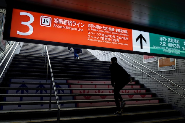 Anzeigebildschirm für Fahrgastinformationen des japanischen U-Bahn-Systems