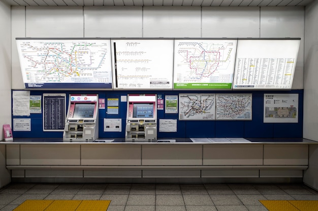 Kostenloses Foto anzeigebildschirm für fahrgastinformationen des japanischen u-bahn-systems