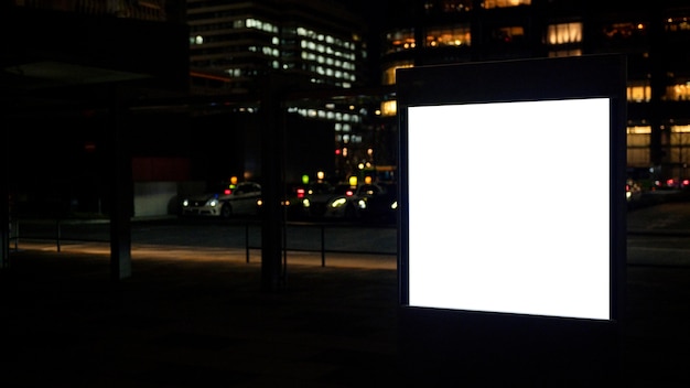 Kostenloses Foto anzeigebildschirm für fahrgastinformationen des japanischen u-bahn-systems
