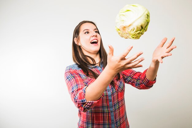 Anziehender Kohl der lustigen Frau