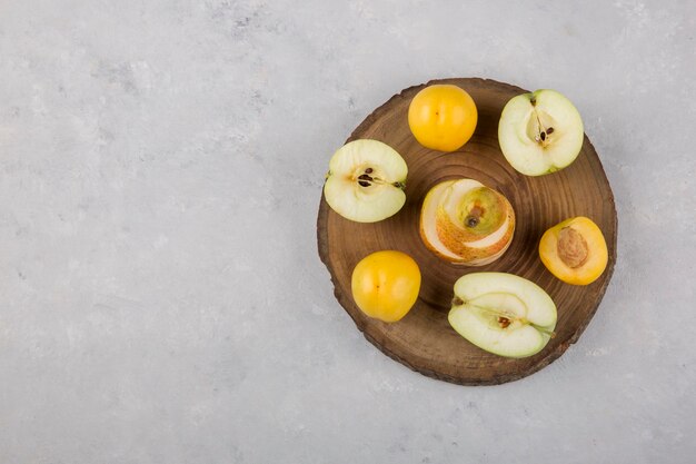 Apfel, Birne und Pfirsiche in einem hölzernen Herzstück