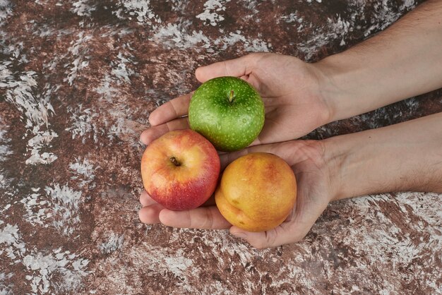 Apfel in der Hand halten