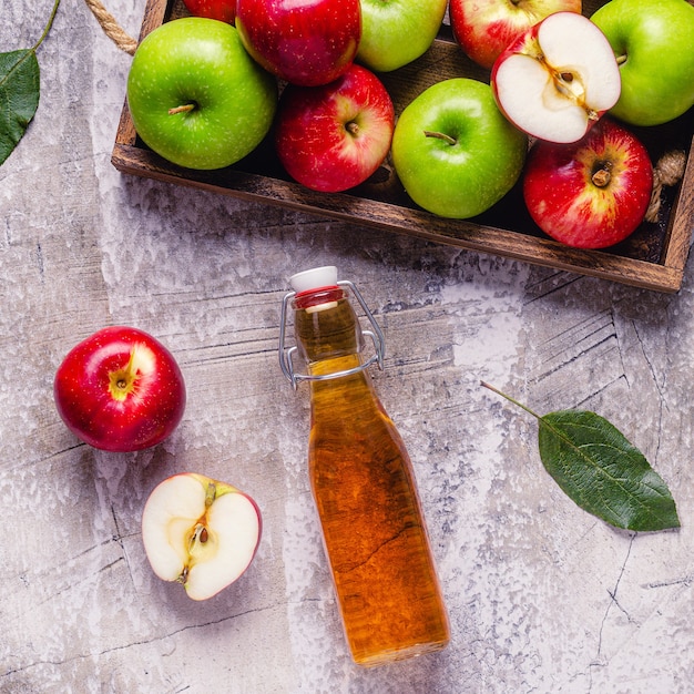 Apfelessig oder fermentiertes fruchtgetränk, ansicht von oben. Premium Fotos