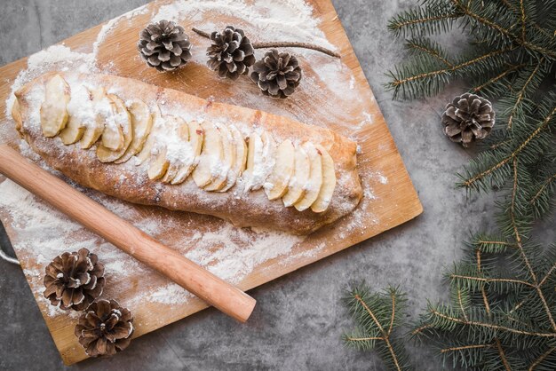 Apfelkuchen auf hölzernem Brett mit Kegeln