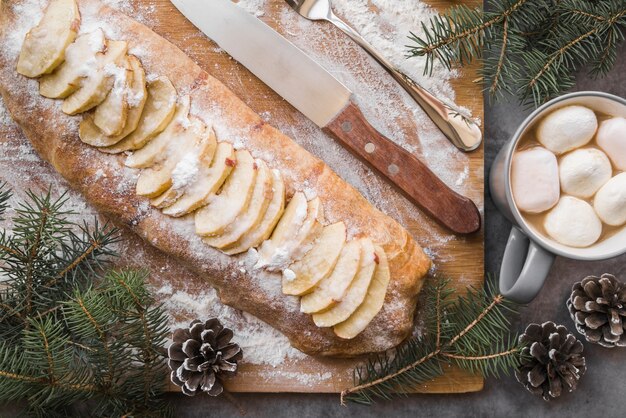 Apfelkuchen auf Holzbrett