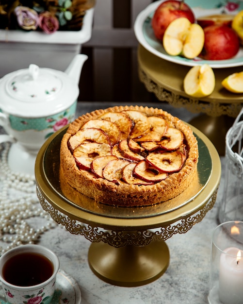 Apfelkuchen mit Zimt und vielen Kuchenscheiben auf die Oberseite