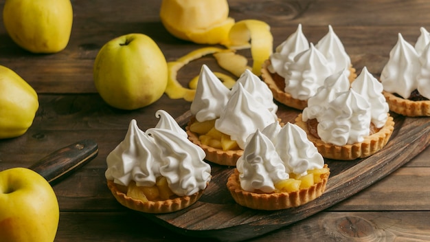 Apfelkuchen-torte mit schlagsahne