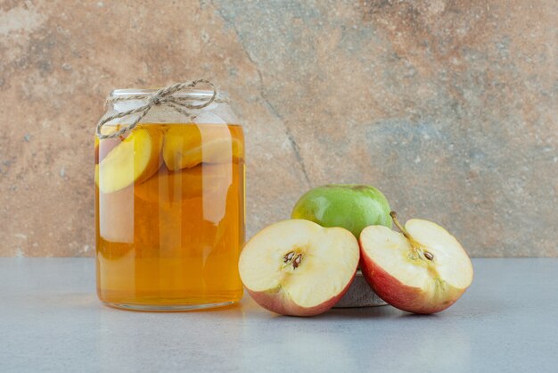 Apfelsaft und frische Äpfel auf blauem Hintergrund. Foto in hoher Qualität