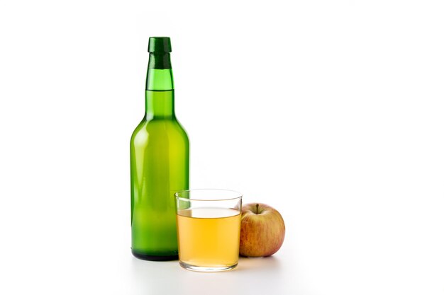 Apfelweingetränk isoliert auf weißem Hintergrund