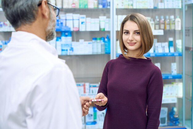 Apotheker geben Frau Blisterpackung Pillen