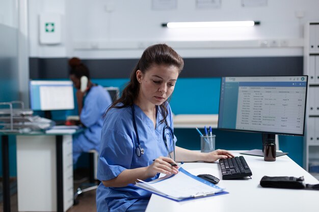 Apothekerkrankenschwester mit Stethoskop zur Analyse der Behandlung im Gesundheitswesen