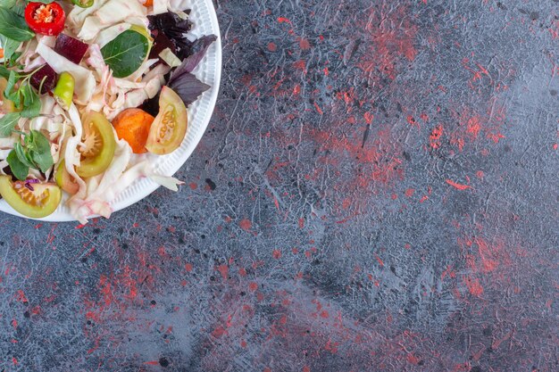 Appetitanregende Essiggurkenplatte angezeigt auf dunklem farbigem Hintergrund. Foto in hoher Qualität