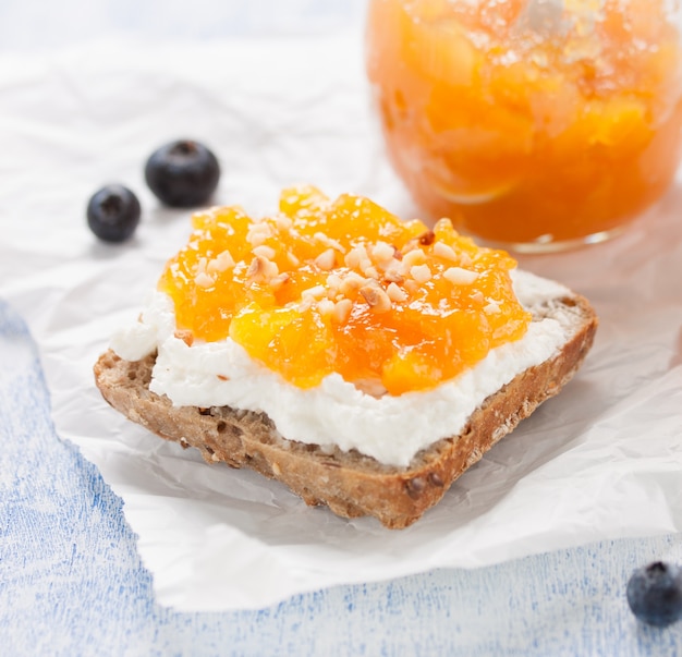 Appetitlich ganze Toast mit Frischkäse und Marmelade