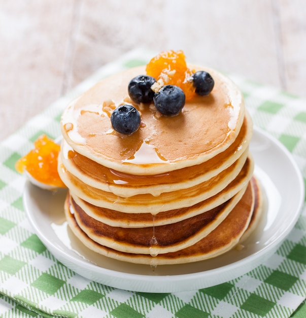 Appetitlich Pfannkuchen mit Honig und Marmelade