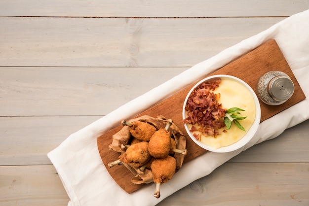 Appetitliche Drumsticks und Kartoffelpüree an Bord