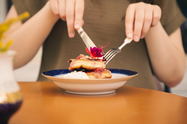 Appetitliche Pfannkuchen dekoriert mit Beeren und Blumen