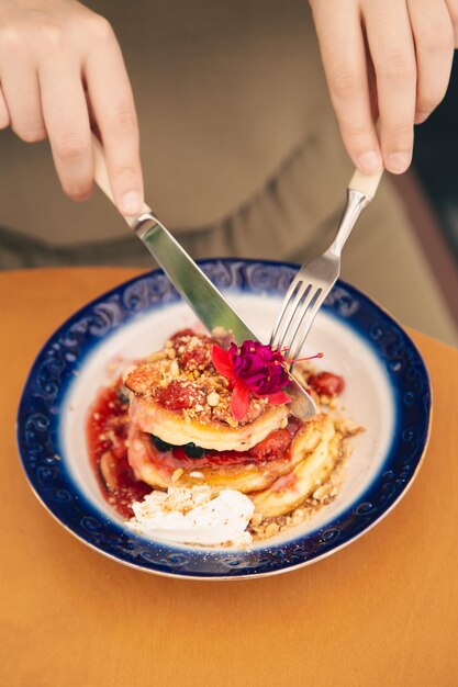 Appetitliche Pfannkuchen dekoriert mit Beeren und Blumen