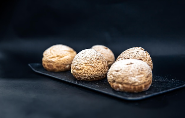 Appetitliche Shu-Kuchen auf schwarzem Hintergrund