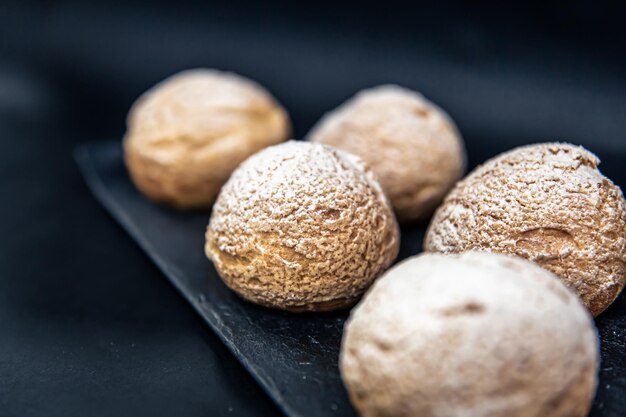 Appetitliche Shu-Kuchen auf schwarzem Hintergrund