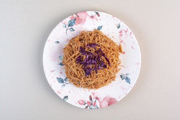 Appetitliche Spaghetti mit gehacktem Kohl auf Teller