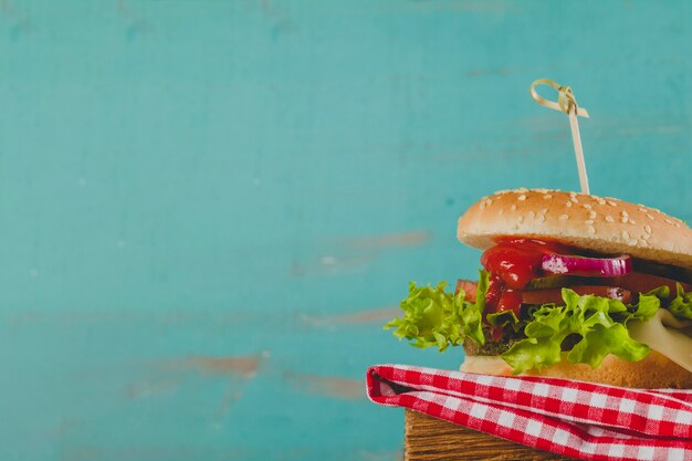 Appetitlicher Burger auf Tischdecke