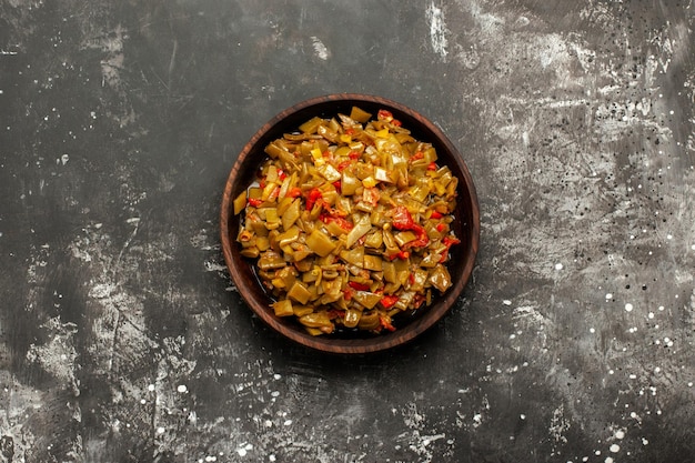 appetitliches Gericht appetitliches Gericht aus Tomaten und grünen Bohnen auf dem dunklen Tisch