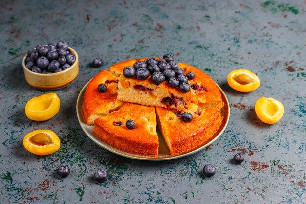 Aprikosen-Heidelbeer-Kuchen mit frischen Blaubeeren und Aprikosenfrüchten.