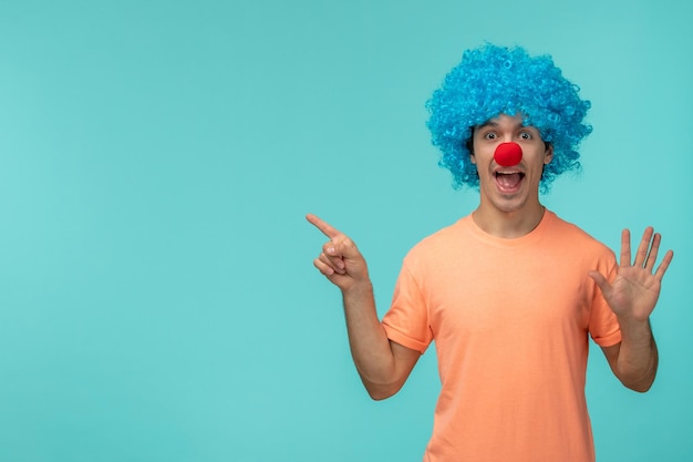 Aprilscherzkerl Clown glücklich Zeigefinger Stopphand Zeichen blaue Haare aufgeregt lustige rote Nase