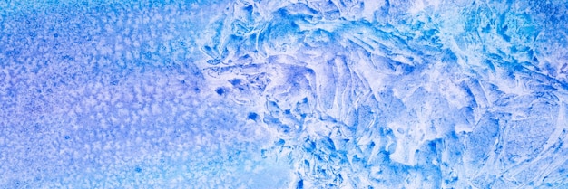 Aquarell blaue abstrakte kunst handgemachte diy malerei auf strukturiertem papierhintergrund. aquarell kulisse. lackierte frostige eiskalte oberfläche mit unterbrochenen linien und flecken