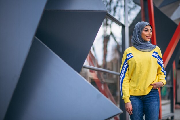 Arabische Frau im hijab ouside in der Straße