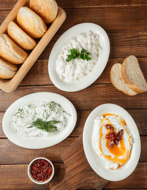 Arabischer Humus, Hummus, serviert mit Gemüse und Tomatenölsauce