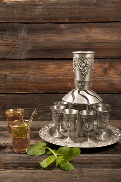Arabischer Tee in Gläsern mit Tassen