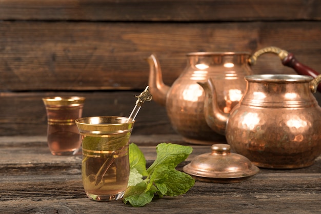 Arabischer Tee in Gläsern mit Teekannen