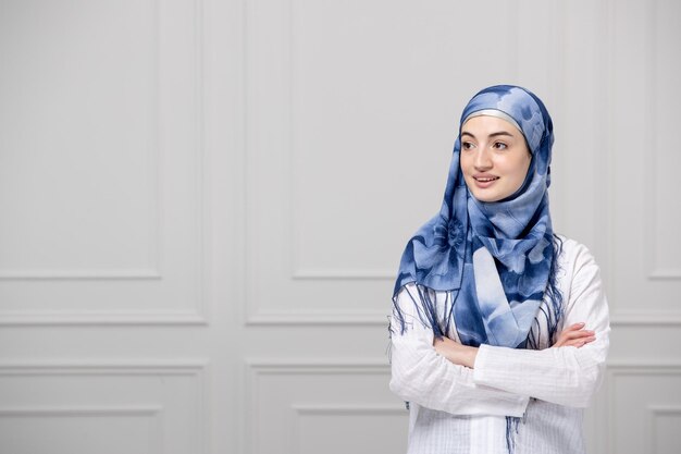 Arabisches Mädchen in blau-weißem Hijab schöne muslimische schöne süße junge Dame, die weit schaut