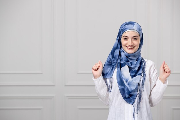 Arabisches Mädchen in blau-weißem Hijab schöne muslimische schöne süße junge Dame sehr fröhlich