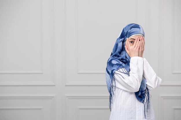 Arabisches Mädchen wickelte den Kopf in blau-weißen Hijab, schöne muslimische, hübsche, süße junge Dame