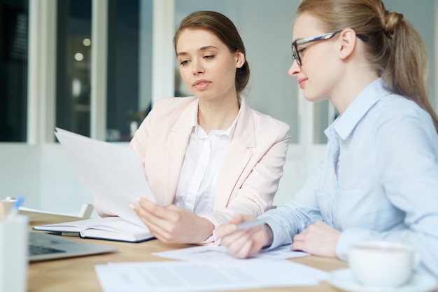 Arbeitgeberin und Arbeitnehmerin besprechen Sonderregelungen im Manteltarifvertrag