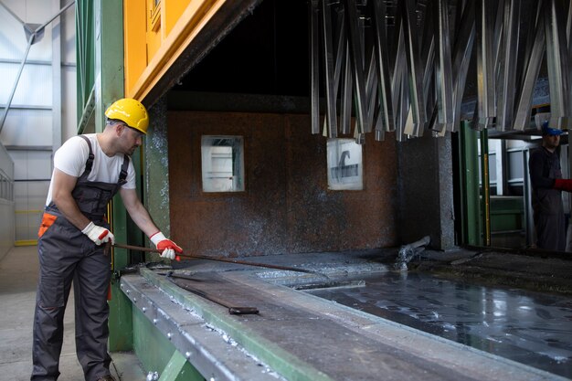 Kostenloses Foto arbeiten in der metallverarbeitungsfabrik