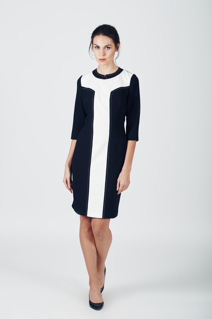 Kostenlose Foto arbeiten sie foto der jungen ausgezeichneten frau in einem schwarzen kleid um. mädchen