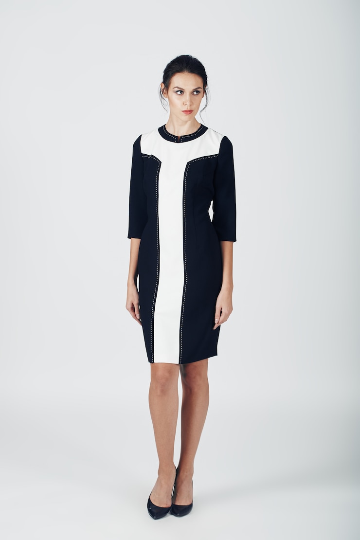 Kostenlose Foto arbeiten sie foto der jungen ausgezeichneten frau in einem schwarzen kleid um. mädchen