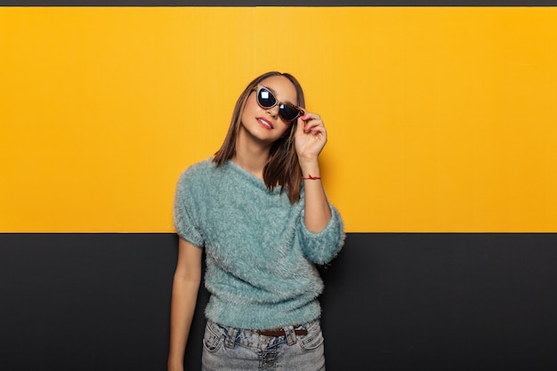 Arbeiten Sie Porträt einer anziehenden, stilvollen Frau mit Sonnenbrille um