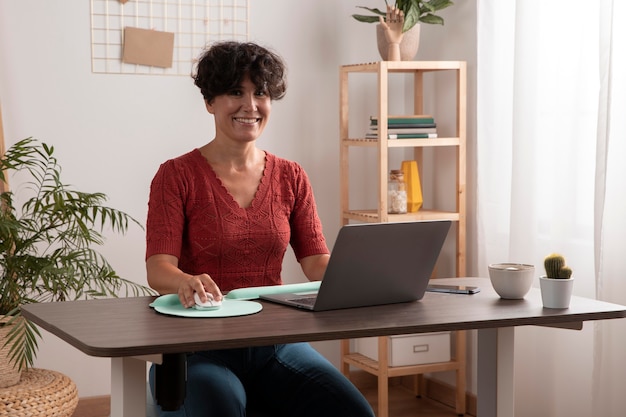 Arbeiten von zu Hause aus an einem ergonomischen Arbeitsplatz